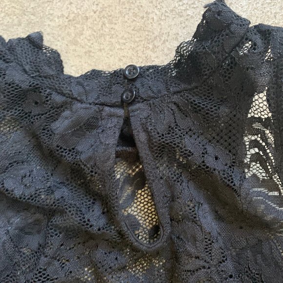 🌼 2/20$ Sleeveless Lace Mock Neck - Picture 3 of 4